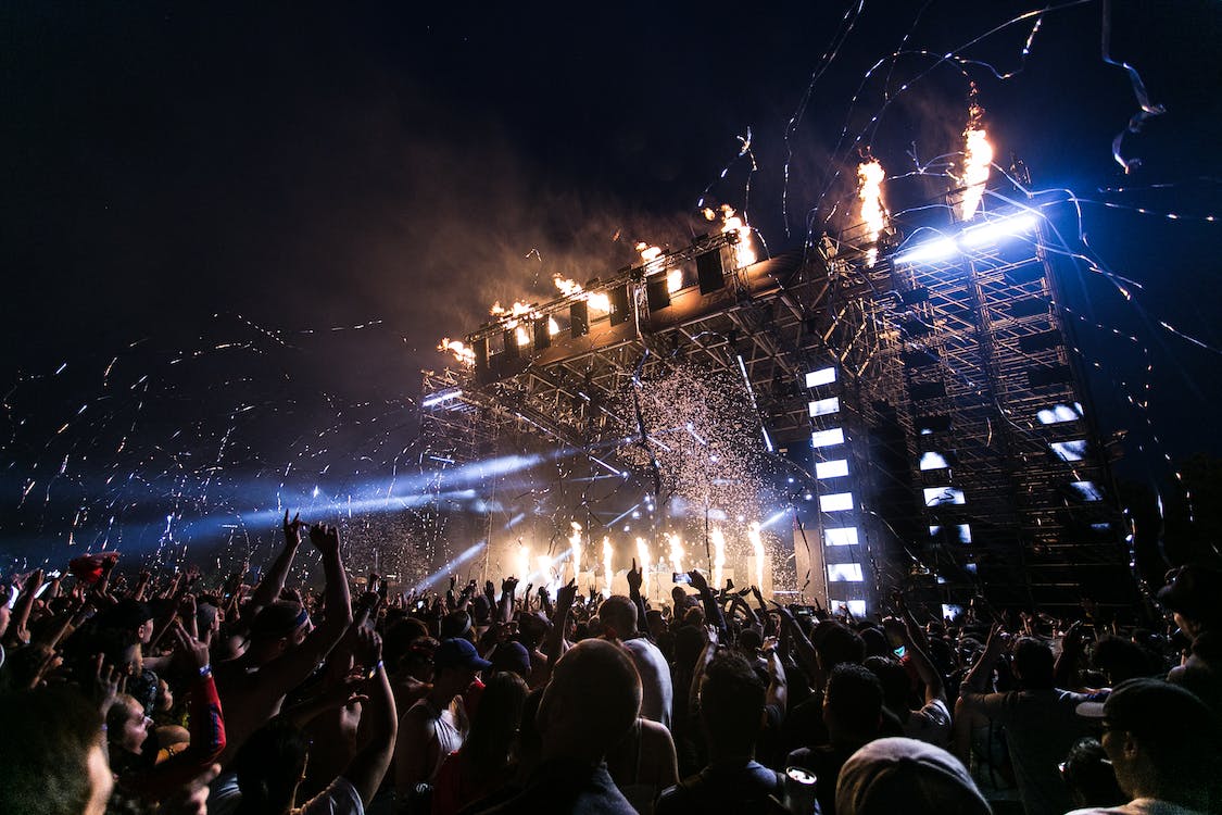 Foto van een podium bij een concert genomen vanuit het publiek